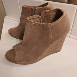 Taupe wedge